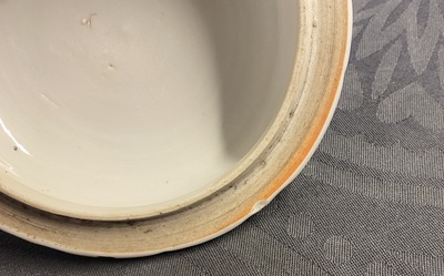 Een Chinese blauw-witte dekselbeker met floraal decor, Kangxi